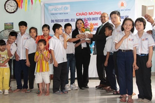 Cadeaux de l’Unicef aux victimes de l’agent orange de Danang - ảnh 1